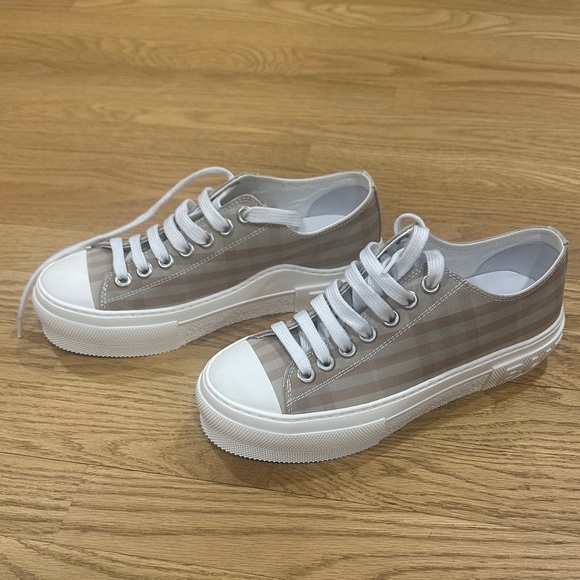 Burberry Plaid Low-Top Sneakers with White Laces. Size:37